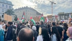 Hunderte Menschen versammelten sich Samstagnachmittag am Columbusplatz. (Bild: zVg)