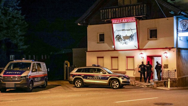 Auch ein Vereinsheim der Rockergang in Pattigham wurde von der Exekutive durchsucht. (Bild: Scharinger Daniel, Krone KREATIV)