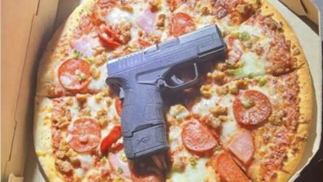 Scharfe und geladene Pistole als Zusatzbelag der Salami-Pizza (Bild: Kern County Sheriff’s Office )