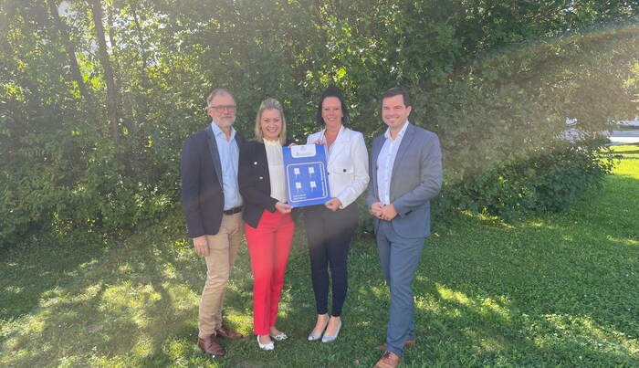 Thomas Wolfsegger (li.) von „Tagen in Österreich“ übergab den Preis an Karin Gleichweit, Daniela Frischmann und Marcel Pomper vom Burghotel.