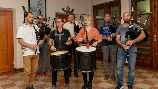 Die Salzburg Rampant Lion Pipe Band besteht aus 31 Mitgliedern. Sie bereiten sich für einen ganz besonderen Auftritt im November vor. (Bild: Berger Susi)