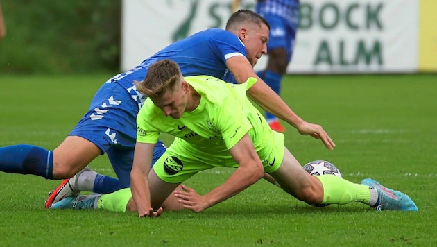 Bischofshofen (in grün Woudstra) ging in Schwaz unter. Der FC Pinzgau (Moosmann) gewann. (Bild: Andreas Tröster)