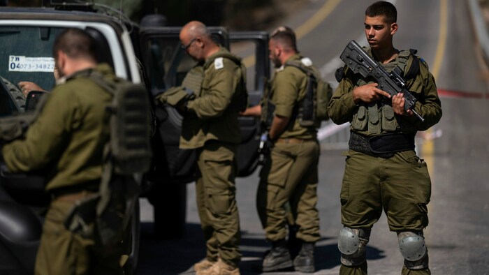 Israelische Soldaten bewachen einen Kontrollpunkt in der Nähe der Grenze zum Libanon in Israel.