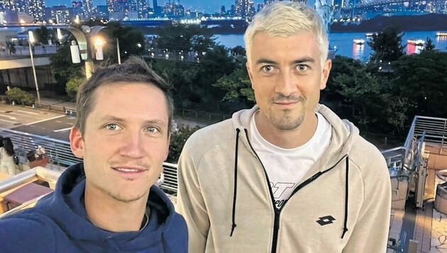 Das erblondete Tennis-Ass (re.) mit Touring-Coach Rettl in Tokio (Bild: KRONEN ZEITUNG)