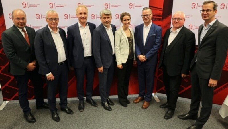 Top management of the "Krone" with managing directors of the FH (Bild: Christian Jauschowetz)