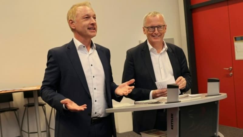 Gerhard Valeskini (li.) und Klaus Herrmann bei der Dekretverleihung (Bild: Christian Jauschowetz)