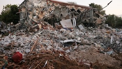 Ein Bild vom 11. Oktober zeigt ein zerstörtes Haus am Schauplatz des Eindringens militanter Palästinenser in den Kibbuz Beeri nahe der Grenze zu Gaza. (Bild: AFP)