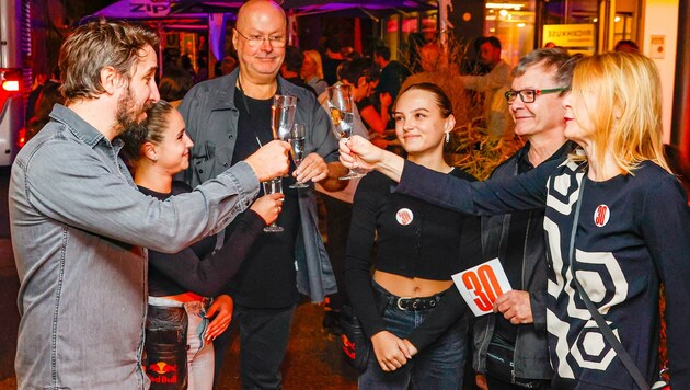 Die Rockhouse-Belegeschaft stoßt auf „ihren“ Geburtstag an. (Bild: Tschepp Markus)