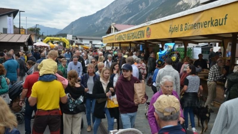 Traumwetter und ein Traumangebot an Kulinarik. Umfallen war in Haiming kaum möglich. (Bild: Daum Hubert)