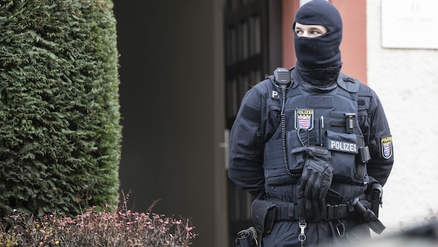 Ein Polizist während einer „Reichsbürger“-Razzia in Hessen. (Bild: APA/dpa/Boris Roessler)