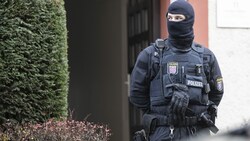 Ein Polizist während einer „Reichsbürger“-Razzia in Hessen. (Bild: APA/dpa/Boris Roessler)