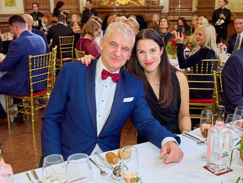 Christina „Mausi“ Lugner dankte dem Ehepaar Worseg in ihrer Laudatio für die enge Freundschaft: „Danke, nicht nur dafür, dass ihr heute, sondern immer für uns da seid!“ (Bild: Starpix / A. Tuma)