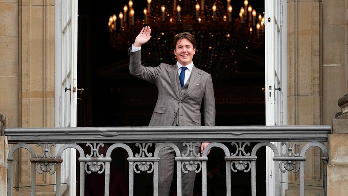 Zu seinem 18. Geburtstag am Sonntag zeigte sich Prinz Christian am Balkon von Schloss ...