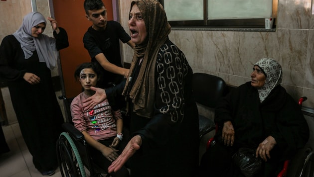 Die Krankenhäuser im Gazastreifen sind völlig überfüllt. (Bild: AP)
