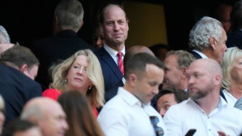 Trotz der Niederlage der Mannschaft aus Wales war Prinz William am Samstag gut gelaunt. (Bild: APA/AP Photo/Pavel Golovkin)