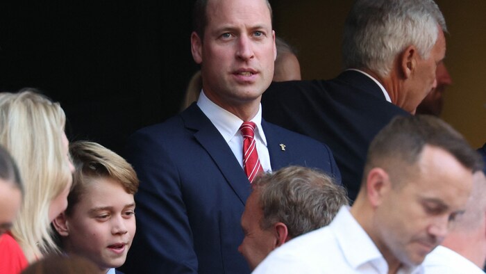 Während William gespannt das Rugby-Spiel beobachtete, plauderte George mit einem Sitznachbarn.