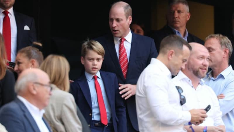 Prinz George durfte mit Prinz William nach Frankreich reisen, um beim Rugby-Spiel von Wales gegen Argentinien dabei zu sein. (Bild: APA/AFP/Pascal GUYOT)