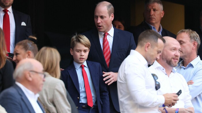 Prinz George durfte mit Prinz William nach Frankreich reisen, um beim Rugby-Spiel von Wales gegen Argentinien dabei zu sein.