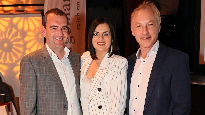 Wine tourism chairman Herbert Oschep, Burgenland's deputy governor Astrid Eisenkopf and "Krone" managing director Valeskini. (Bild: Starpix/ Alexander TUMA)