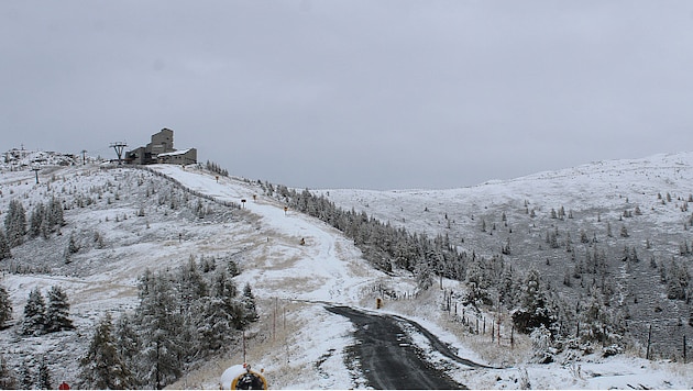 Auf der Kaiserburg in Bad Kleinkirchheim liegt der erste Schnee. (Bild: foto-webcam.eu)