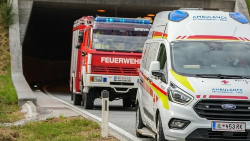 Rettung und Feuerwehr rückten aus. (Bild: Rotes Kreuz Schwaz/Hochschwarzer, Bradl)