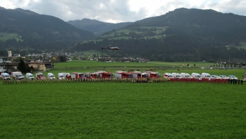 Ein Großaufgebot an Einsatzkräften wirkte bei der Übung mit. (Bild: Rotes Kreuz Schwaz/Hochschwarzer, Bradl)