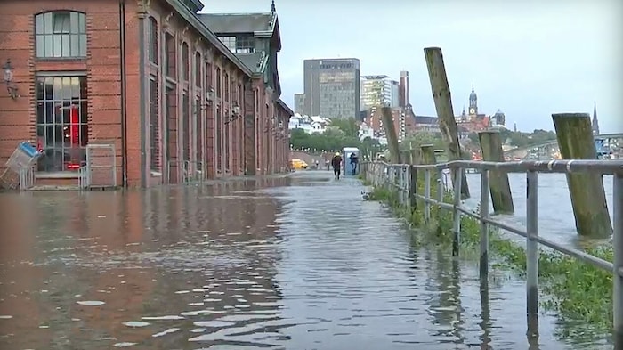 Teilweise überflutete Fischmarkthalle in Hamburg