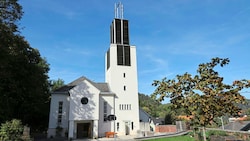 Stecker raus: Seit acht Monaten leuchtet das Göstinger Turmkreuz nicht mehr. (Bild: Christian Jauschowetz)