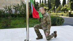 Der autoritäre aserbaidschanische Präsident Ilham Aliyev küsst in Bergkarabach die Staatsflagge. (Bild: Azerbaijani Presidential Press Office)