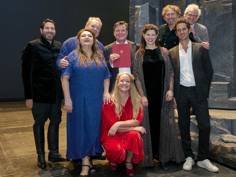 Das frisch ernannte Ehrenmitglied Christian Thielemann inmitten seines „Frau ohne Schatten“-Ensembles (Bild: © Wiener Staatsoper / Michael Pöhn)