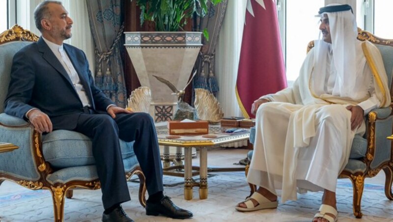 Der Emir von Katar, Scheich Tamim bin Hamad Al-Thani (re.) traf am Sonntag den iranischen Außenminister Hossein Amir-Abdollahian in Doha (Bild: AFP)