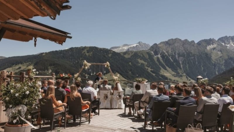 Bei der Zeremonie unter freiem Himmel haben die Gäste der Rösslalm einen prächtigen Ausblick. (Bild: Two Mountain Hearts)