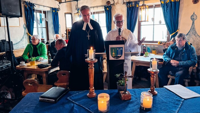 Superintendent Manfred Sauer und Diakon Theo Srienz beim ökomenischen Gottesdienst im ...