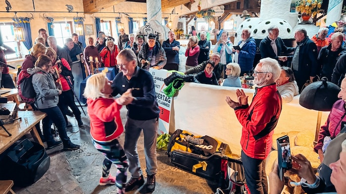 Mehrfach wurde der Skikaiser zum Tanz aufgefordert.