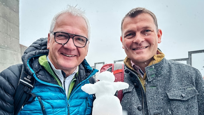 Bad Kleinkirchheims Bürgermeister Matthias Krenn und TVB-Obmann Jakob Forstnig mit kleinem ...
