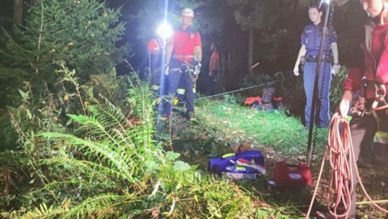 Schwierige Rettung in einem steilen Waldstück. (Bild: Bergrettung Deutschlandsberg)