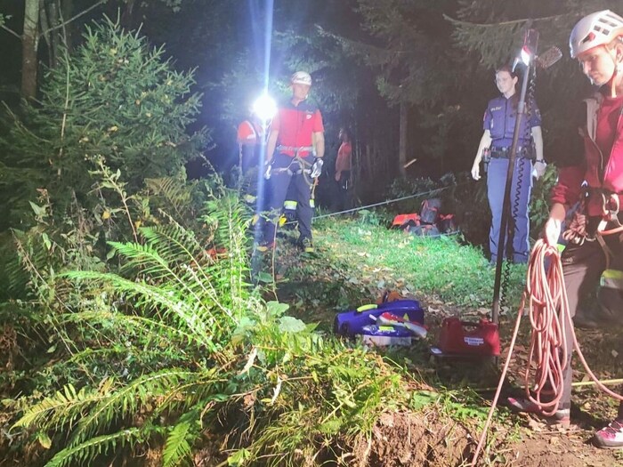 Schwierige Rettung in einem steilen Waldstück.