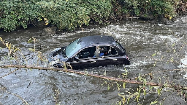 Das Auto wurde in der Glan entdeckt. (Bild: Berufsfeuerwehr Klagenfurt)