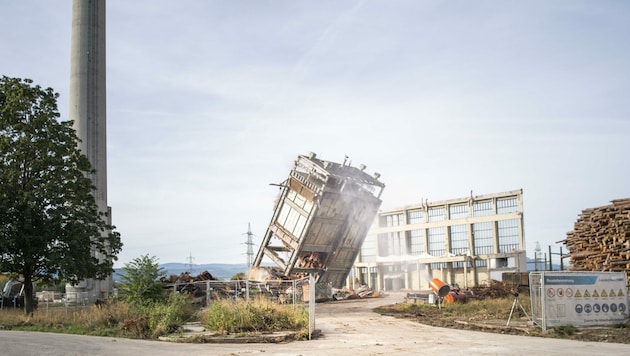 Das Kesselhaus des Kraftwerks Peisching wurde gesprengt. Bis Dezember sollen die Rückbauarbeiten abgeschlossen sein. (Bild: DANIELA MATEJSCHEK)