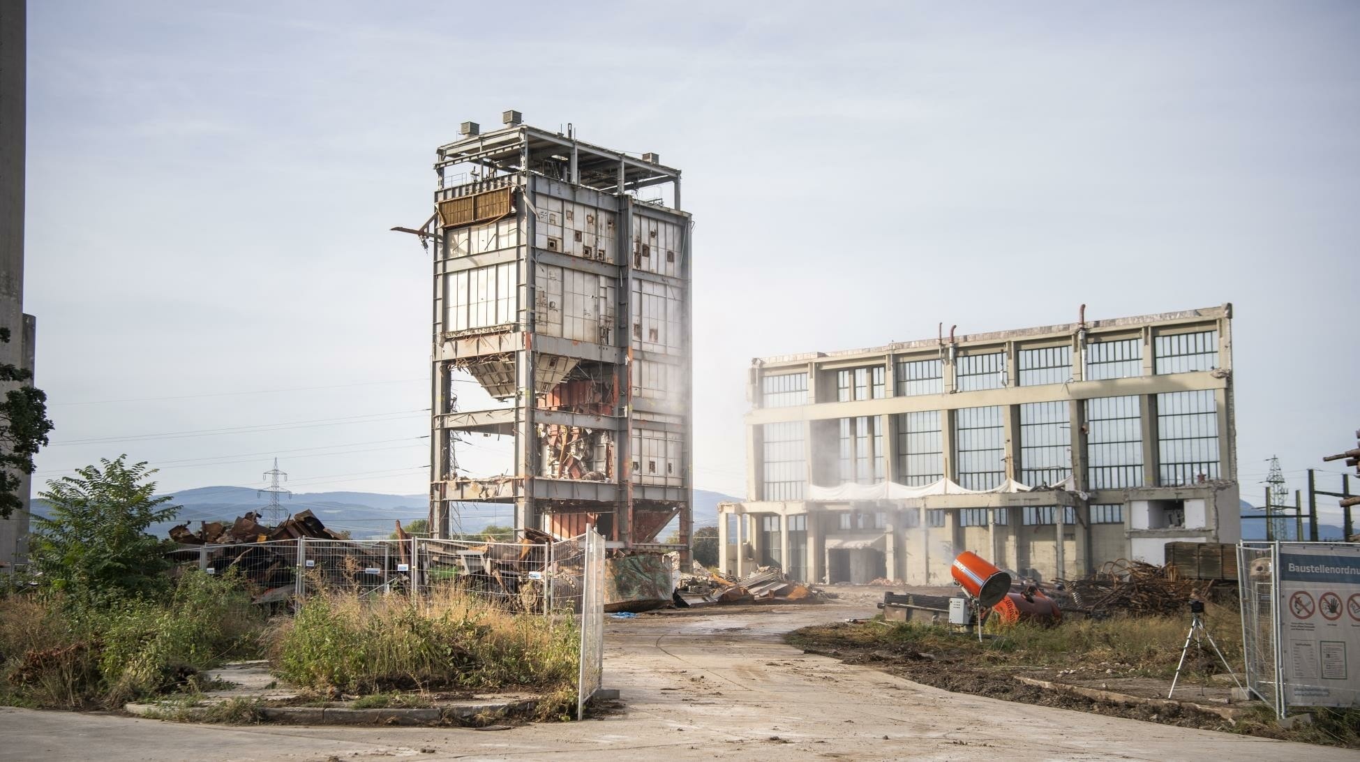Das Kesselhaus des Kraftwerks Peisching wurde gesprengt. Bis Dezember sollen die Rückbauarbeiten ...