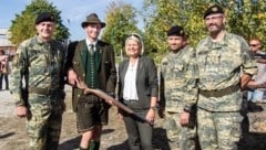 Übergabe neuer Jagdwaffensätze, im Bild mit Verteidigungsministerin Klaudia Tanner und TÜPl- Kommandant Herbert Gaugusch, beim Tag der offenen Tür des Truppenübungsplatzes Allentsteig. (Bild: Klaus Schindler)