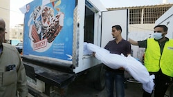 Gazastreifen: Medizinisches Personal muss Leichen getöteter Palästinenser in Eiscreme-Lastern aufbewahren. (Bild: ASHRAF AMRA / ANADOLU / ANADOLU VIA AFP)