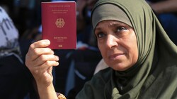 Eine palästinensische Frau zeigt ihren deutschen Pass am Grenzübergang Rafah zwischen dem Gazastreifen und Ägypten. (Bild: The Associated Press)