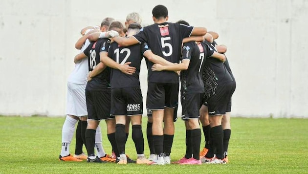 Das Team des Wiener Sportclubs steht fest zusammen und hofft auf die Genesung seines Kapitäns Philip Dimov. (Bild: Richard Walde)