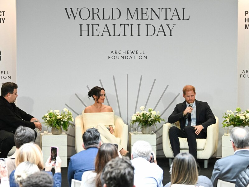 Prinz Harry und Herzogin Meghan kamen mit sieben SUVs zum „World Mental Health Day Festival“. (Bild: APA/Getty Images via AFP/GETTY IMAGES/Bryan Bedder)