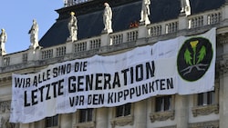 Das 21 Meter lange Banner (Bild: Letzte Generation Österreich)