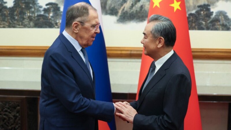 Sergej Lawrow und Wang Yi in Peking (Bild: APA/AFP/RUSSIAN FOREIGN MINISTRY/Handout)