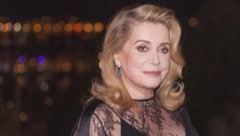 Catherine Deneuve wird in Frankreich auch als „La reine Catherine“ bezeichnet. Ob royaler Titel oder nicht sie ist und bleibt eine Ikone des französischen Kinos und ist auch oft auf dem roten Teppich zu sehen. Hier bei den Filmfestspielen in Cannes. (Bild: www.PPS.at)