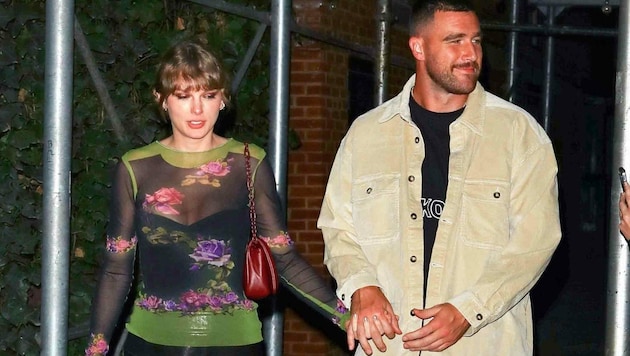 Taylor Swift und Travis Kelce schlenderten am Wochenende Händchen haltend durch New York. (Bild: www.PPS.at)