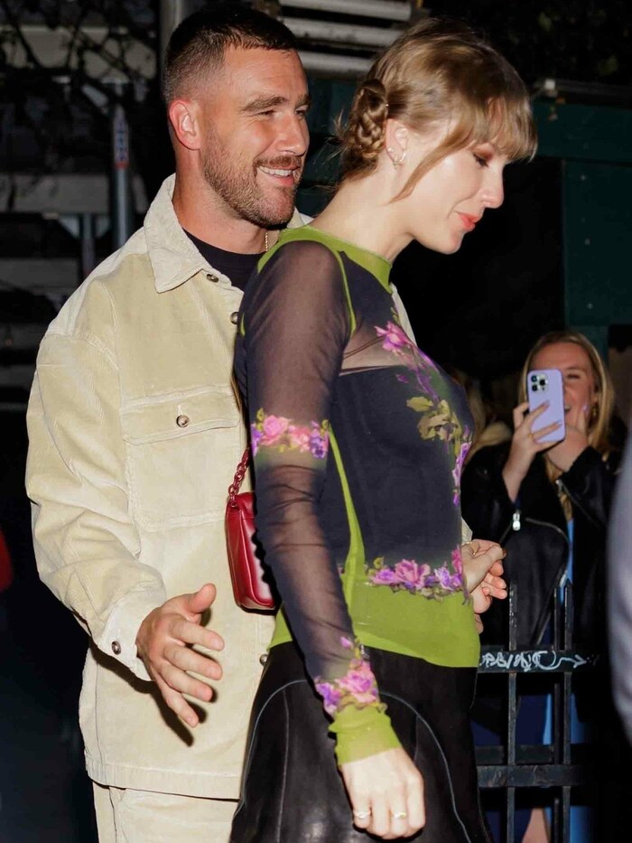 Travis Kelce und Taylor Swift machten ihre Liebe offiziell - vertraute Gesten inklusive.